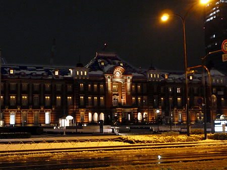 雪化粧の東京駅舎